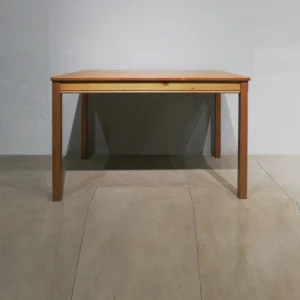 Taula de menjador (118x74x74cm) fet de fusta de segon mà en bon estat