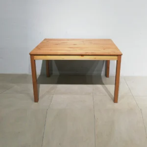 Taula de menjador (118x74x74cm) fet de fusta de segon mà en bon estat