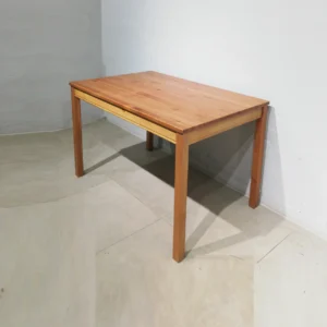 Taula de menjador (118x74x74cm) fet de fusta de segon mà en bon estat