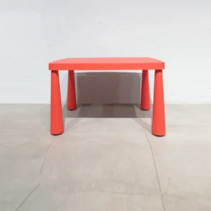 Mesa infantil (76x44x49cm) de plástico rojo para interiores y exteriores de segunda mano