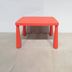 Mesa infantil (76x44x49cm) de plástico rojo para interiores y exteriores de segunda mano