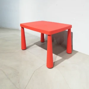 Mesa infantil (76x44x49cm) de plástico rojo para interiores y exteriores de segunda mano