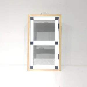 Finestra amb marc de fusta (36x7x62cm) feta d'alumini amb mosquitera de segona mà