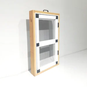 Finestra amb marc de fusta (36x7x62cm) feta d'alumini amb mosquitera de segona mà