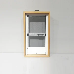 Finestra amb marc de fusta (36x7x62cm) feta d'alumini amb mosquitera de segona mà