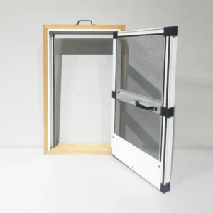 Finestra amb marc de fusta (36x7x62cm) feta d'alumini amb mosquitera de segona mà