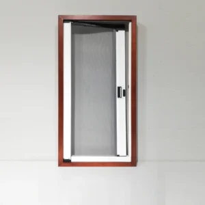 Finestra amb mosquitera corredissa i marc de fusta (52x6x107cm) feta de PVC