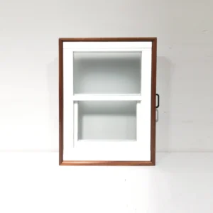 Finestra corredissa amb vidre translúcid i marc de fusta (50x7x68cm) de segona mà