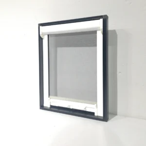 Finestra amb mosquitera enrotllable i marc (44x5x55cm) feta de PVC de segona màFinestra amb mosquitera enrotllable i marc (44x5x55cm) feta de PVC de segona màFinestra amb mosquitera enrotllable i marc (44x5x55cm) feta de PVC de segona mà