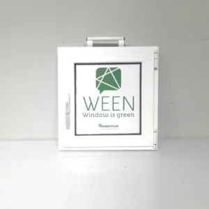 Finestra amb marc (61x8x54cm) feta de PVC de segona mà en bon estat