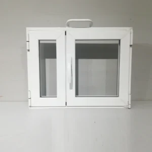 Finestra amb marc i vidre (70x4x53cm) feta de PVC de segona mà en bon estat