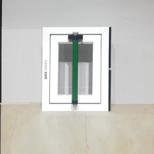 Finestra amb marc sense vidre, pany i xapa de seguretat (67x5x85cm) feta de PVC de segona mà