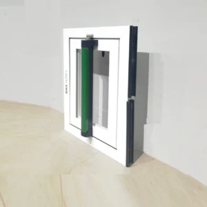 Finestra amb marc sense vidre, pany i xapa de seguretat (67x5x85cm) feta de PVC de segona mà