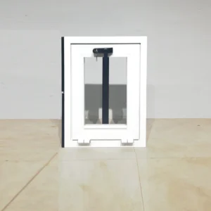 Finestra amb marc sense vidre, pany i xapa de seguretat (67x5x85cm) feta de PVC de segona mà