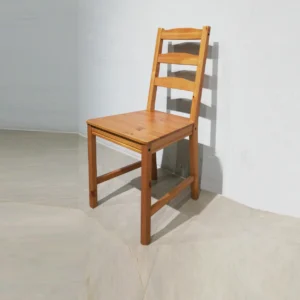 Silla de madera IKEA (41x41x90cm) de segunda mano en buen estado