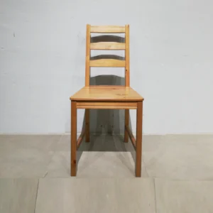 Silla de madera IKEA (41x41x90cm) de segunda mano en buen estado