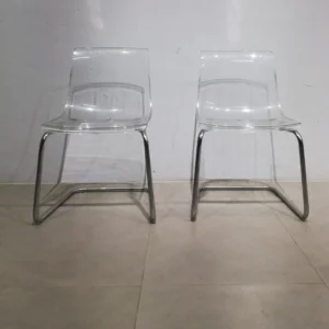 Silla hecha de plástico transparente y patas metálicas de 47x54x83cm de segunda mano