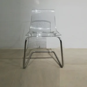Silla hecha de plástico transparente y patas metálicas de 47x54x83cm de segunda mano