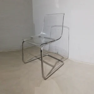Silla hecha de plástico transparente y patas metálicas de 47x54x83cm de segunda mano