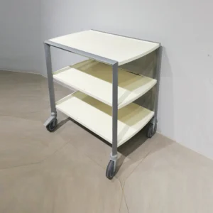 Carro auxiliar de ocasión (90x57x86cm) hecho de estructura metálica y estantes de plástico 