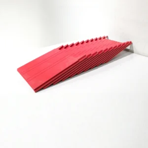 Arxivador de paret FLAT (24x13x77cm) fet de plàstic vermell amb 10 compartiments