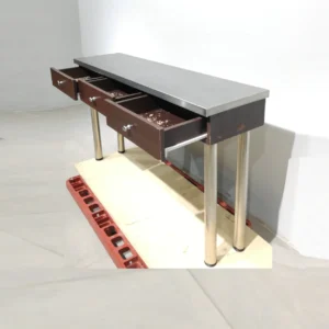 Consola de ocasión (156x40x90cm) con cuerpo de melamina, patas y base superior de acero inoxidable