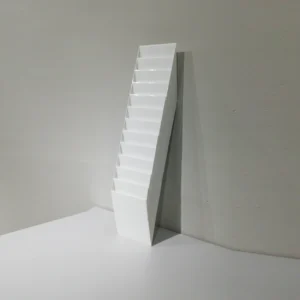 Arxivador de paret (24x15x113cm) de plàstic blanc amb 12 compartiments