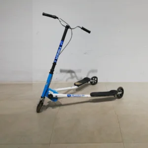 Patinet YVOLUTION FLOKER F3 de 3 rodes de color blau/blanc, per usar a partir dels 10 anys