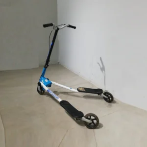 Patinet YVOLUTION FLOKER F3 de 3 rodes de color blau/blanc, per usar a partir dels 10 anys