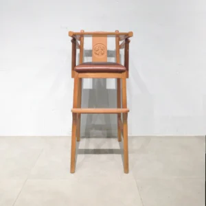 Trona infantil (34x51x88 cm) hecha de madera con asiento acolchado de segunda mano