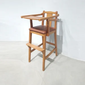 Trona infantil (34x51x88 cm) hecha de madera con asiento acolchado de segunda mano