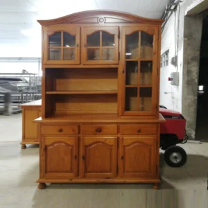 Buffet de madera de pino (150x40x218 cm) en muy buen estado y con mucho espacio de almacenamiento