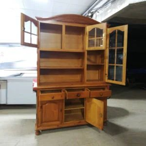 Buffet de madera de pino (150x40x218 cm) en muy buen estado y con mucho espacio de almacenamiento