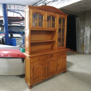 Buffet de madera de pino (150x40x218 cm) en muy buen estado y con mucho espacio de almacenamiento