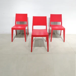 Silla de madera roja (42x42x83cm) de segunda mano en buen estado