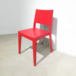 Silla de madera roja (42x42x83cm) de segunda mano en buen estado
