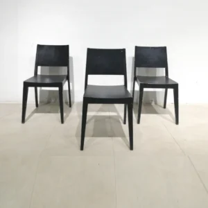 Silla de madera negra (42x42x83cm) de segunda mano en buen estado