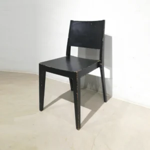 Silla de madera negra (42x42x83cm) de segunda mano en buen estado