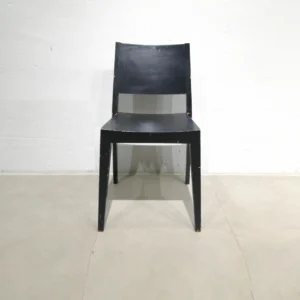 Silla de madera negra (42x42x83cm) de segunda mano en buen estado