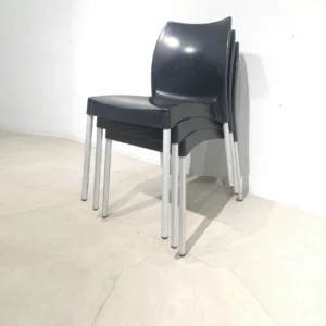 Sillas de plástico negro con patas metálicas apilables (43x56x80cm)