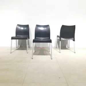 Sillas de plástico negro con patas metálicas apilables (43x56x80cm)