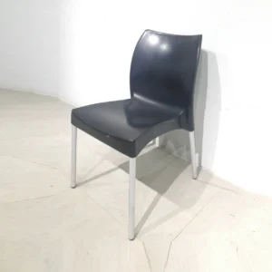 Sillas de plástico negro con patas metálicas apilables (43x56x80cm)