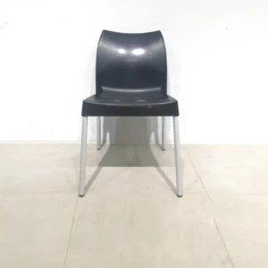 Sillas de plástico negro con patas metálicas apilables (43x56x80cm)