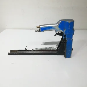 Grapadora neumática JOSEF KIHLBERG procedente de una empresa en cierre