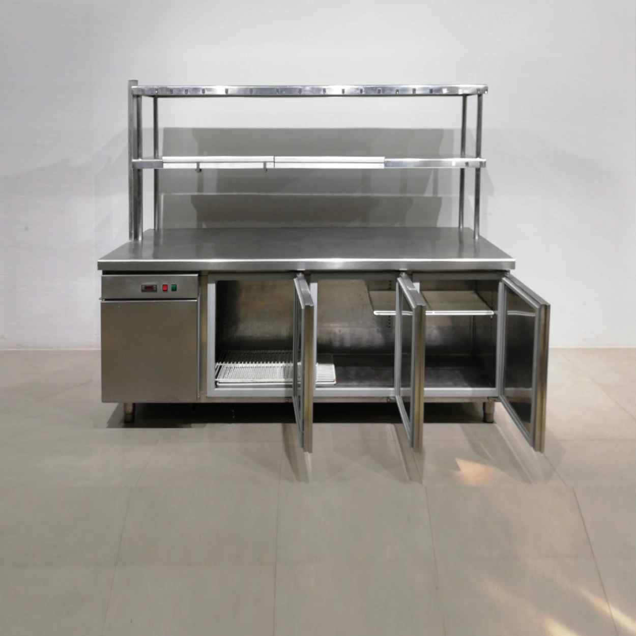 Nevera sotamostrador (200x87x174cm) d'acer inoxidable amb prestatgeria inferior i passa-plats