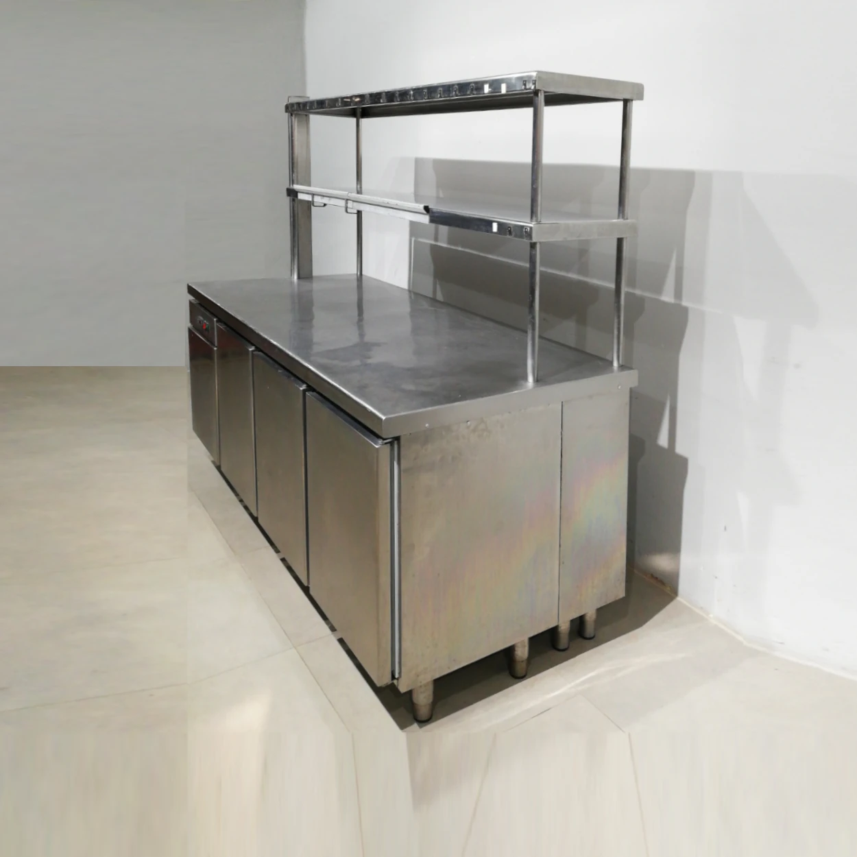 Nevera sotamostrador (200x87x174cm) d'acer inoxidable amb prestatgeria inferior i passa-plats