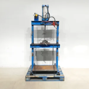 Premsa hidràulica 101x66x200cm procedent d'una empresa en tancament