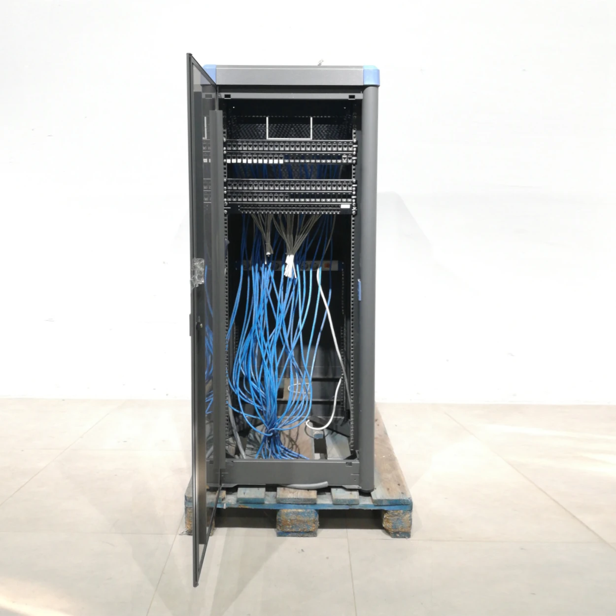 Armario rack de ocasiรณn (60x60x156cm) hecho en chapa de acero con puerta transparente