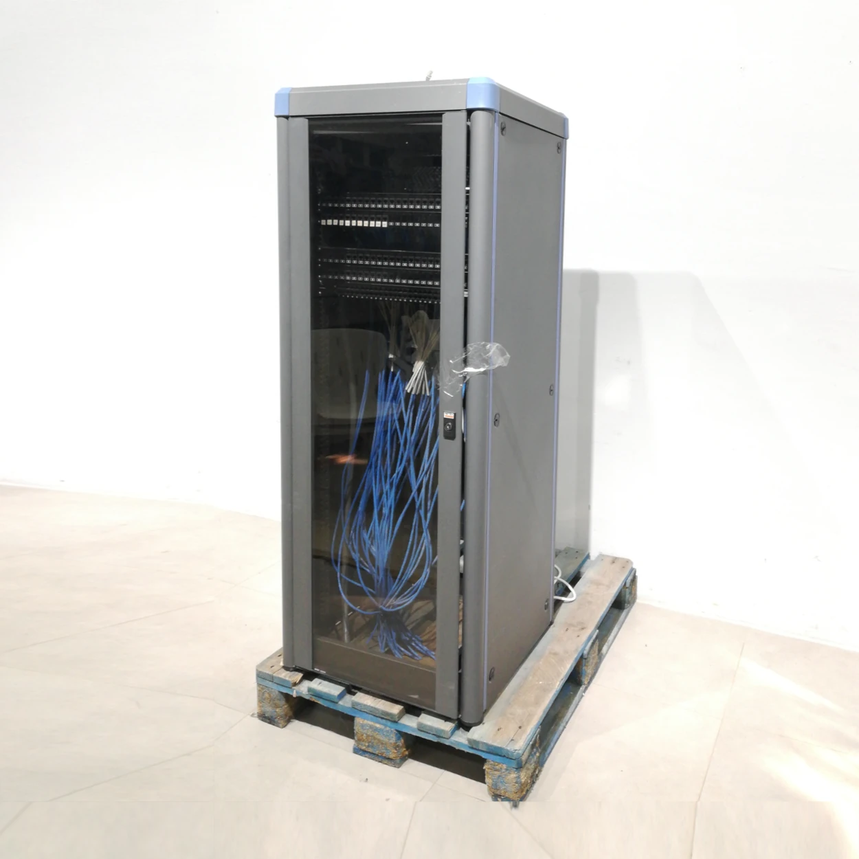 Armario rack de ocasiรณn (60x60x156cm) hecho en chapa de acero con puerta transparente