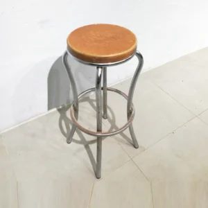 Taburetes de ocasión (ø36x76 cm) fabricados con tubo de acero y asiento de madera de gran resistencia